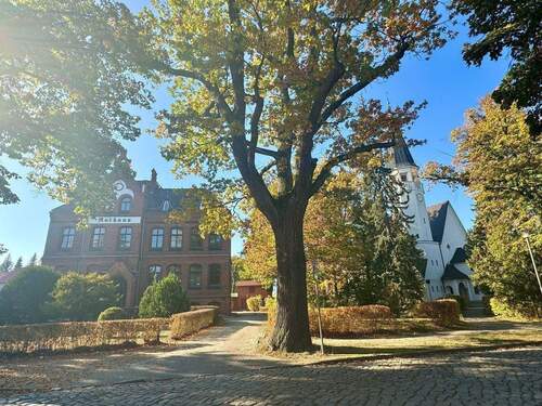 Rathaus Zeuthen und Martin-Luther-Kirche.jpg - 