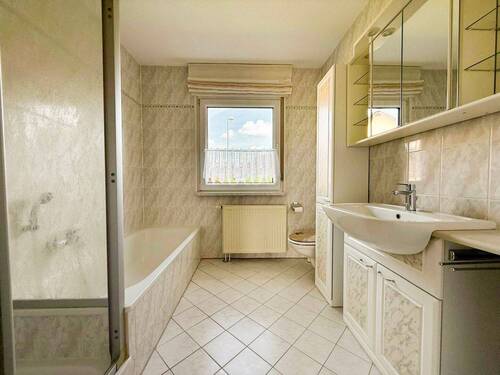 Tageslichtbad mit Wanne EG - 