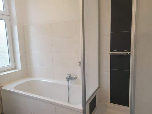 Bad mit Wanne und Dusche - 