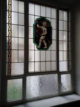 Hausflur - Idividuelles Wohnen mit Altbaucharme, Balkon, Bad mit Dusche+Wanne+Fenster und neuer Heizung