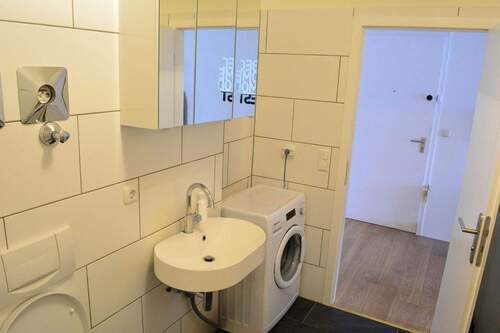 Bad / Blick zur Haustür - 