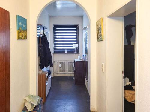 Flur EG - 6 Zimmer Mehrfamilienhaus, Wohnhaus in Kadenbach