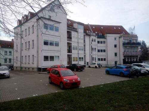 Hinterhof des Hauskomplexes mit Stellplätzen - 