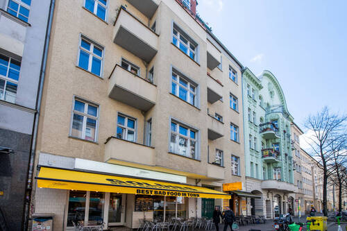 Fassade - Urban vibes: 3-Zimmer-Gründerzeit-Wohnung + in Friedrichshain + Jetzt provisionsfrei investieren