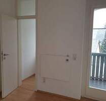 Balkon, 2 Bäder mit Dusche+Wanne+Fenster, neue Heizung und Stellplatz am Haus im sanierten Altbau - Lauter-Bernsbach