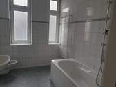 Erstes Bad mit Wanne und Fenster - 