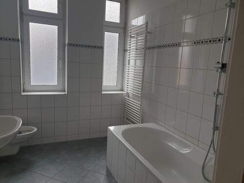 Erstes Bad mit Wanne und Fenster - 