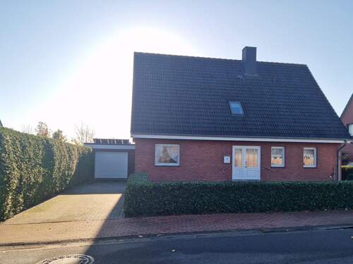 Außenansicht Auffahrt 1 zur Garage - 6 Zimmer Einfamilienhaus zum Kaufen in Husum