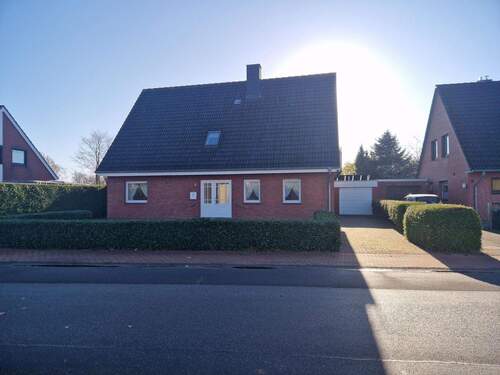 Außenansicht Auffahrt 2 mit Garagentor zum Carport - 6 Zimmer Einfamilienhaus in Husum