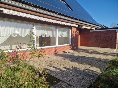 Terrasse mit Markise als Sonnenschutz - 