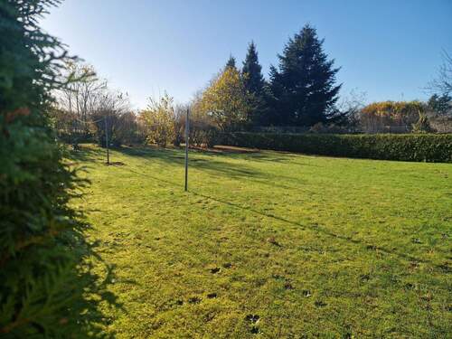 Wunderschöner Garten umrahmt von Grün - 