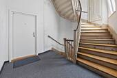 Treppenhaus, Eingang sanierte Wohnung - 