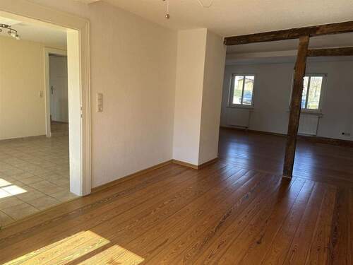 Esszimmer mit Blick ins Wohnzimmer und Küche Erdgeschoss - 