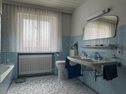 Badezimmer mit Wanne und Dusche Obergeschoss - 