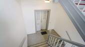 Treppenhaus mit Wohnungstür.jpg - 
