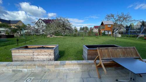Terrasse mit Blick in den Garten - 