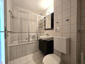 Badezimmer mit Waschmaschinenanschluss - 