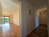 Flur und Wohnzimmer (links) - 