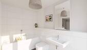 Modern gefliestes Badezimmer mit Badewanne - 