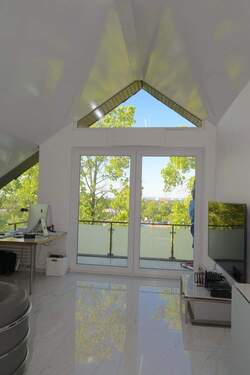 Wohnbereich - Aussicht, Natur und Design: exquisite 3-Zimmer Dachgeschosswohnung in Freiburg St. Georgen