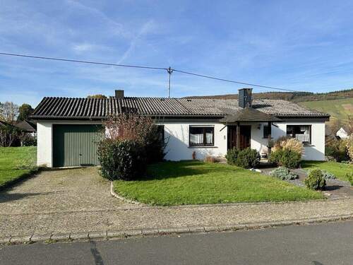 Vorderansicht mit Garage - 7 Zimmer Einfamilienhaus zum Kaufen in Maring-Noviand