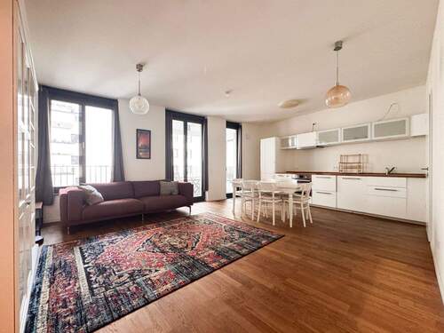 Wohnzimmer mit offene Küche - 3-Zimmer-Neubauwohnung mit Balkon nahe Spittelmarkt, Mitte