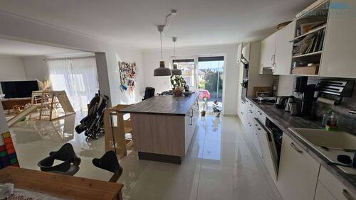 Gr. Küche mit Insel - Etagenwohnung mit 142,00 m&sup2; in Langgöns zur Miete