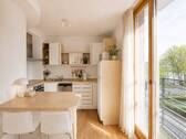 Helle Wohnküche mit kleinem Balkon und Wasserblick - Etagenwohnung mit 79,00 m&sup2; in Frankfurt am Main zum Kaufen
