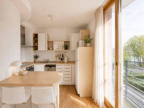 Helle Wohnküche mit kleinem Balkon und Wasserblick - Etagenwohnung mit 79,00 m&sup2; in Frankfurt am Main zum Kaufen