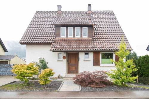 Hausansicht - Charmantes Einfamilienhaus mit Garten, Garage und Freistellplatz in Aalen