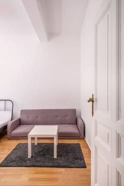 Blick durch die Kassettentür in das Zimmer - Etagenwohnung mit 31,00 m² in Berlin zum Kaufen