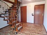 Flur mit offener Treppe ins Obergeschoss - 