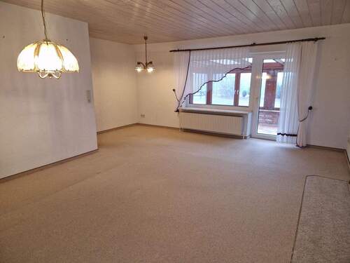 Großzügiges Wohn- und Esszimmer mit Zugang zum Wintergarten - 