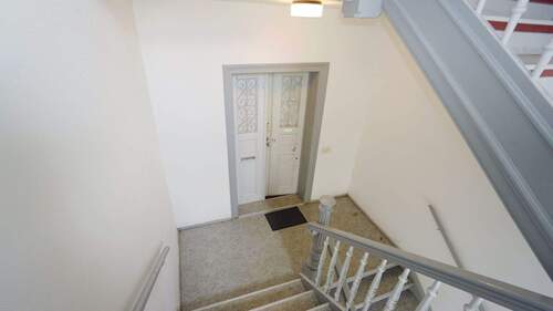 Treppenhaus mit Wohnungstür.jpg - 