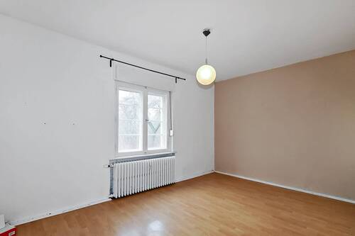 Wohnzimmer - Charmante Hochparterrewohnung in Westend: Altbauflair und Balkon
