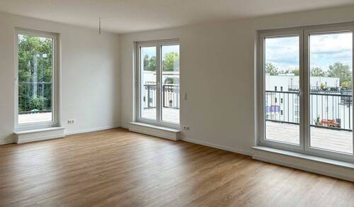 Lichtdurchfluteter Wohnbereich dank bodentiefer Fe - Neugebaute Wohnung mit großer Dachterrasse