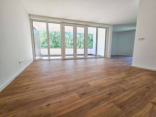 FRANKLIN - Wohn- und Esszimmer - ERSTBEZUG: Großzügige 2-Zimmer-Neubauwohnung mit neuer Einbauküche und sonnigem Balkon