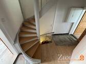 Blick in Dielenbereich im 1. OG und Treppe zum 2. - 