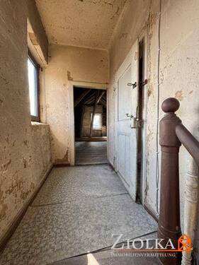 Blick in den Flurbereich im Dachgeschoss - 