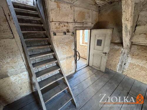 2. Raum im Dachgeschoss mit Treppe zum Spitzboden - 