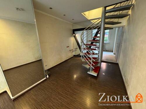 Blick in den hinteren Ladenbereich, mit Treppe ins - Mehrfamilienhaus, Wohnhaus mit 169,50 m² in Wolfenbüttel zum Kaufen