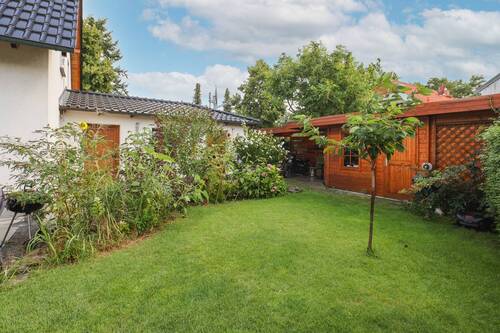 Gerätehaus mit Brunnen - 