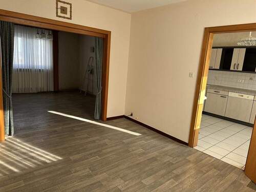 Esszimmer mit Blick in die Küche und ins Wohnzimmer Erdgeschoss - 