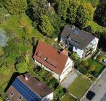 Zweifamilienhaus mit großem Grundstück, Bauplatz und drei Garagen in Stuttgart-Rohracker