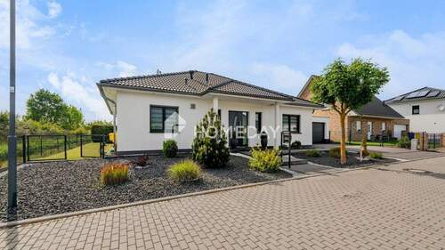 Außenansicht 2 - Ihr neuer Wohntraum: 3-Zimmer-Bungalow mit hochwertiger Ausstattung, Garten, Terrasse & Doppelgarage