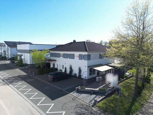Vorderansicht - Grenzenlose Möglichkeiten: Ihr modernes Wohn- und Geschäftshaus mit Halle und Top-Effizienz in Gudensberg!
