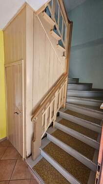 Kellertür u. Treppe ins OG.jpg - 