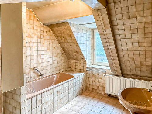 Badezimmer mit Bad - 