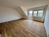 Wohnzimmer u. Balkon - 3 Zimmer Etagenwohnung in Konz