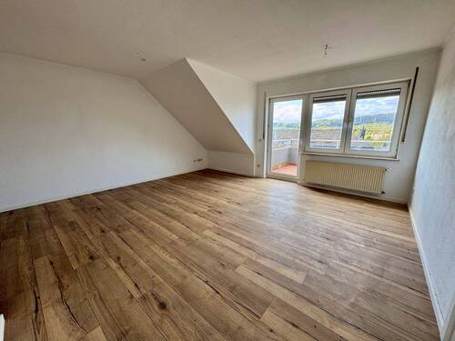 Wohnzimmer u. Balkon - 3 Zimmer Etagenwohnung in Konz